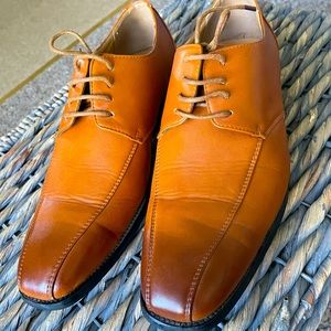 Mens dress shoe with an elongated two-toned squared toe to give an eligant look.